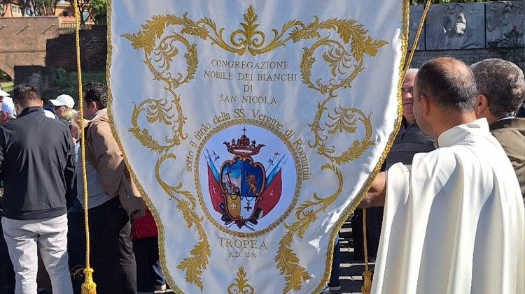 Los integrantes de las cofradías peregrinan a la Puerta Santa de la Basílica de San Pedro.