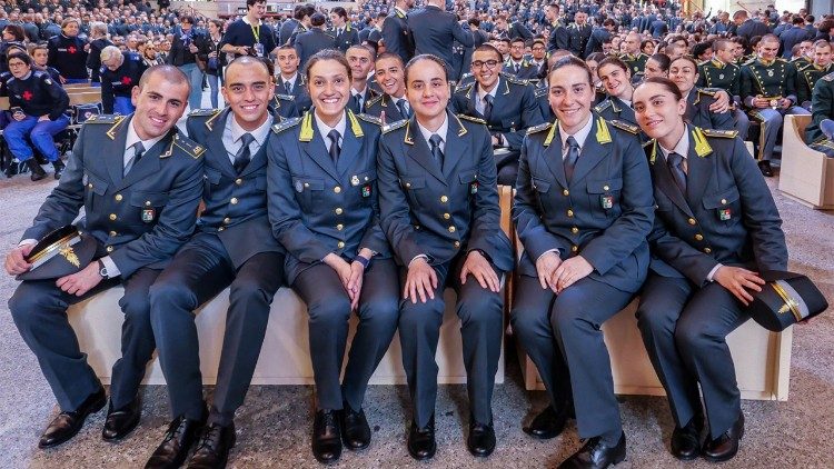 Tarptautinė karių piligrimystė Lurde: pozuoja Italijos delegacijos kariai ir karės