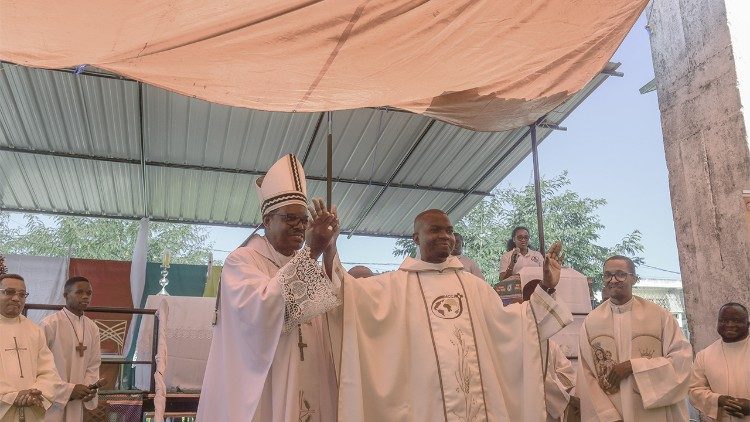 O recém-ordenado sacerdote, P. Sérgio Vilanculo