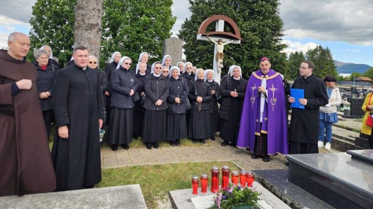 Biskup Marko Medo u Gospiću predvodio molitvu na grobu mučenički preminule s. Žarke Ivasić