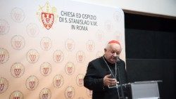 Kardynał Stanisław Dziwisz podczas uroczystej projekcji filmu "21.37" w Cinema Adriano w Rzymie