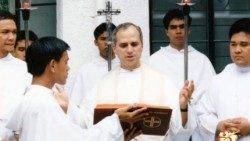 O então prior geral dos Agostinianos padre Prevost em visita às Filipinas (2004)