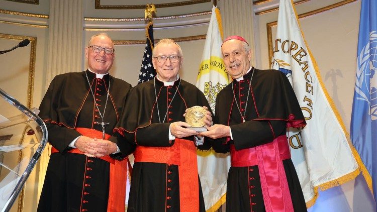 Il cardinale Parolin riceve il Path to Peace Award 2025