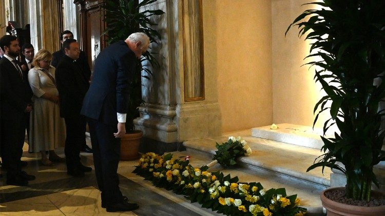 2025.05.20 Presidente Armenia rende omaggio a Papa Francesco e incontra il Patriarca Minassian 
