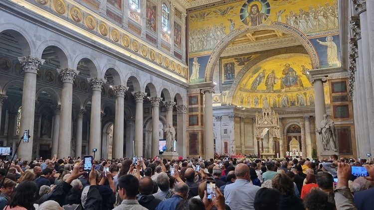 Jeder will das erste eigene Foto des Papstes...