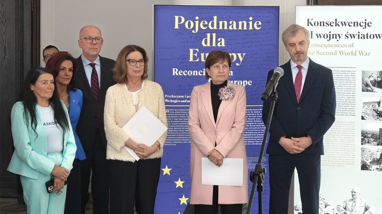 Uczestnicy prezentacji wystawy (Tomasz ZIelenkiewicz)