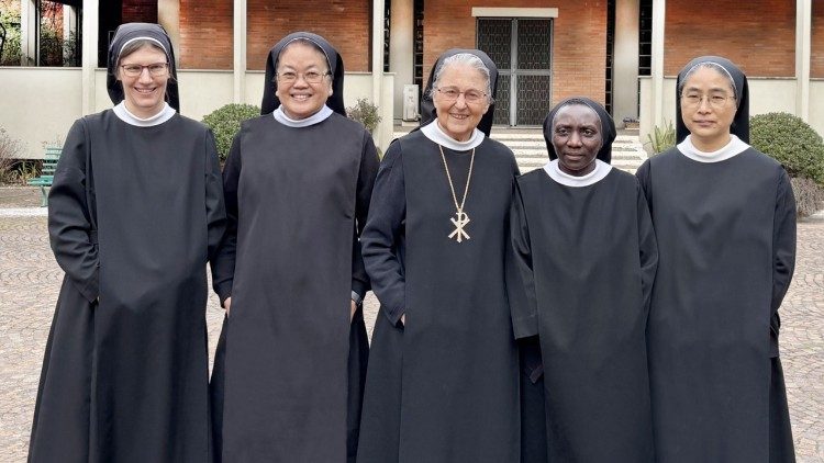 Shirika la Wamisionari Wabenediktin wa Tutzing lilianzishwa kunako mwaka 1885 huko Reichenbach, nchini Ujerumani na Padre Andreas Amrhein. 