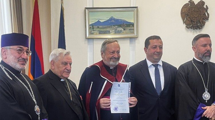 L’Œuvre d’Orient կազմակերպութեան տնօրէն Եպիսկոպոս Պասկալ Գոլնիշին շնորհուեց ԵՊՀ պատուաւոր դոկտորի կոչում