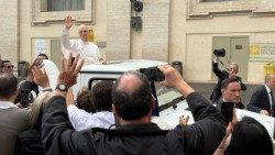 Ein Bild aus den ersten Reihen: Papst Leo XIV. dreht seine Runde im Papamobil
