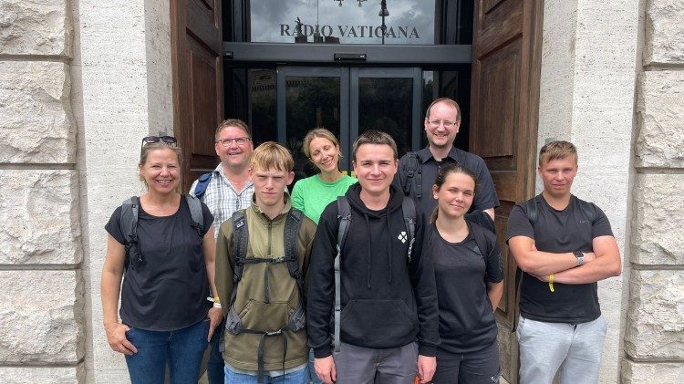 Die Gruppe beim Radio