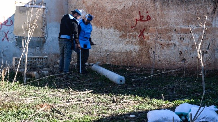 La limpieza de minas terrestres y otros restos explosivos