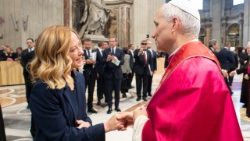 Le Pape Léon XIV et la présidente italienne du Conseil des ministres Giorgia Meloni. 