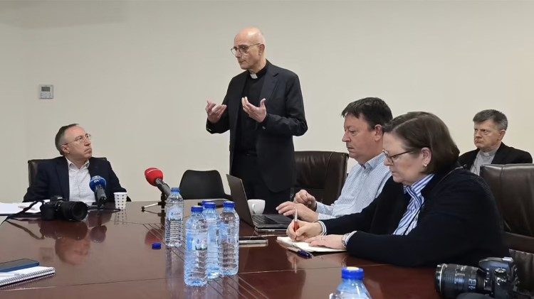 Prof. Schwartz (stehend) im April mit dem stellv. Außenminister Georgiens, Giorgi Zurabashvili, in Tiflis; hinten rechts der päpstliche Nuntius (Foto: Hong/Domradio)