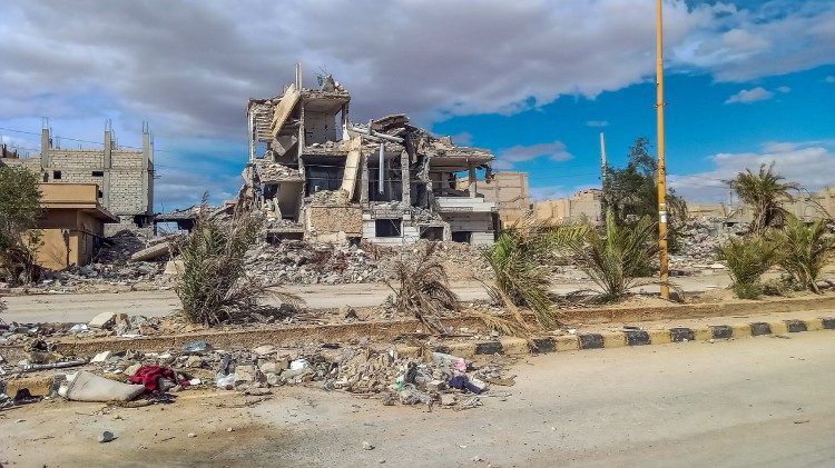 A cidade de Palmira que cresceu junto ao sítio arqueológico também foi quase totalmente destruída