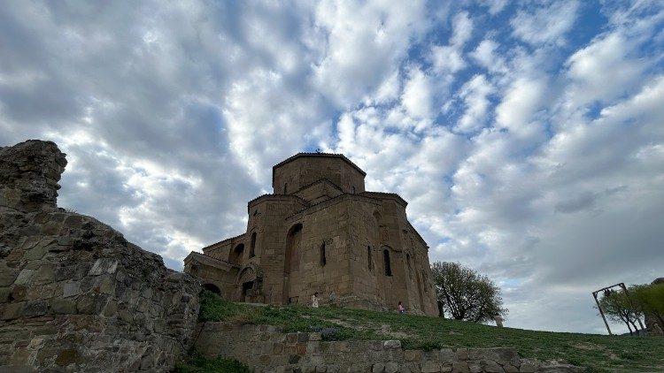 Eine jahrhundertealte orthodoxe Kirche außerhalb von Tbilisi