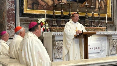 Kard. Ryś przy grobie św. Jana Pawła II: najpierw miłość, potem wymagania