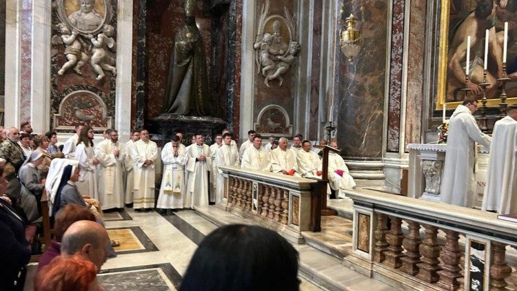 Mszę św. przy grobie Papieża Polaka koncelebrowało ok. 60 kapłanów (ks. Paweł Rytel-Andrianik)