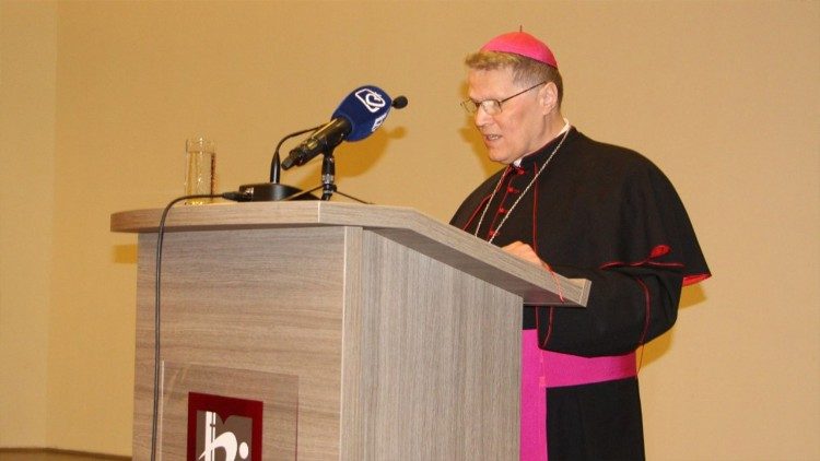 Đakovačko-osječki nadbiskup Đuro Hranić na proslavi 20. godišnjice KBF-a u Đakovu