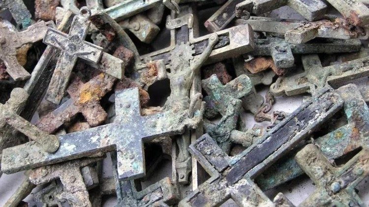 Egzekucijų vietoje surinkti kryželiai / druzina.si