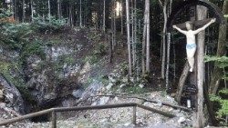 Eines von vielen: Das Massengrab Jama pod Macesnovo gorico in Slowenien