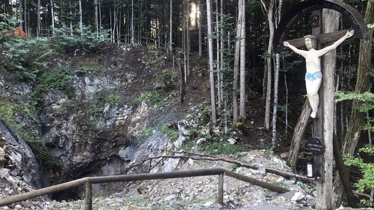 Eines von vielen: Das Massengrab Jama pod Macesnovo gorico in Slowenien