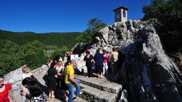 Os fiéis em peregrinação ao "Scoglio della Preghiera"