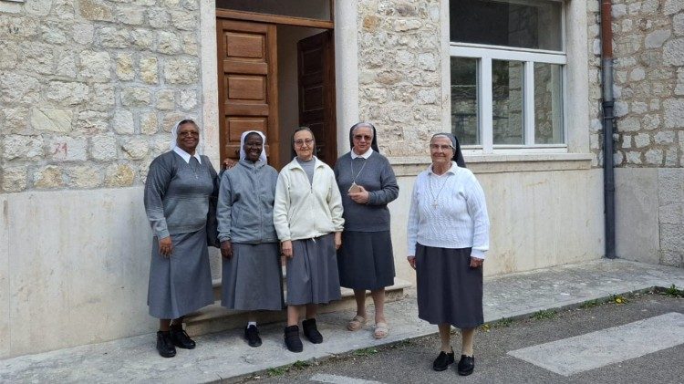 A Ir. Maria Atília Collet (à direita na foto) na nova casa para as missionárias da Consolata