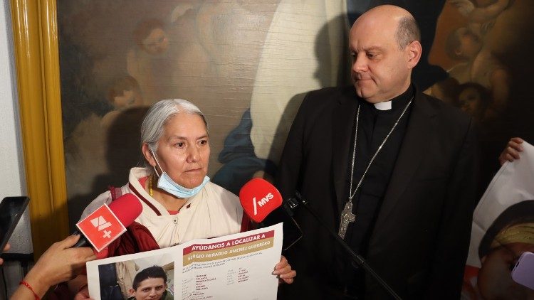 Monsignor Francisco Javier Acero, vescovo ausiliare di Città del Messico, assiste alla dichiarazione pubblica di una “madre cercatrice”