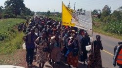 Ugandan Pilgrims walk to the Uganda Martyrs Shrine