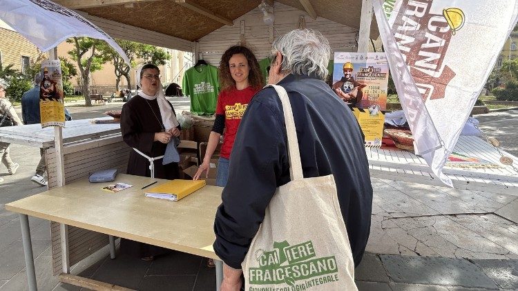Uno dei dodici stand allestiti a Piazza Giordano a Foggia in occasione del Cantiere francescano.