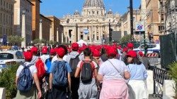 Confirmandos de la Archidiócesis de Génova en peregrinación jubilar por la Vía de la Conciliación