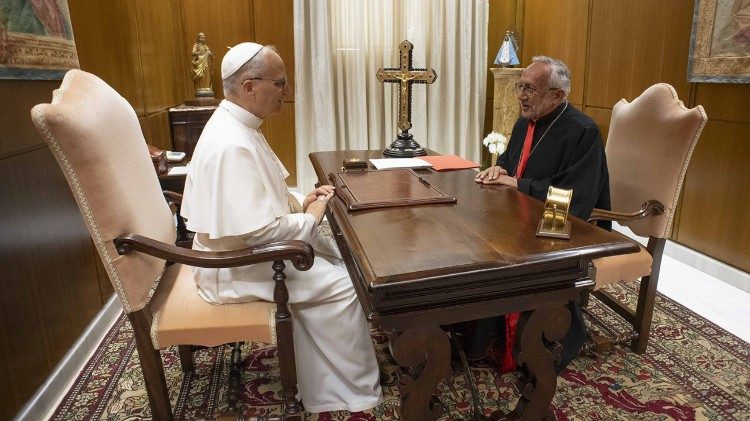 البابا يستقبل البطريرك ميناسيان ويتلقى منه دعوة لزيارة لبنان