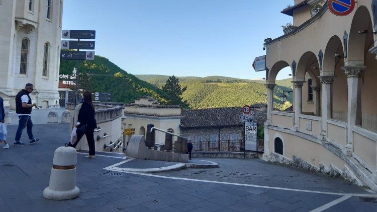 Nje ya Basilika ya Mtakatifu Rita