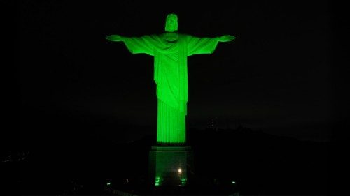 Santuário Cristo Redentor celebra os 10 anos da Encíclica Laudato Si’, escrita pelo Papa Francisco, com iluminação especial.