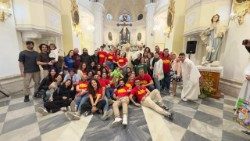 I volontari del Cantiere Francescano al termine della Messa con l'arcivescovo Giorgio Ferretti.