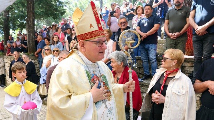 Šibenski biskup Tomislav Rogić na proslavi Gospe od Karavaja u Tisnome
