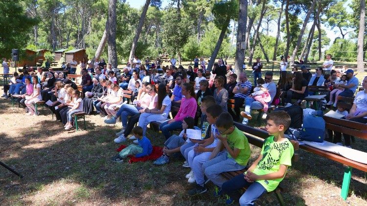 Na otoku Krapnju Susret obitelji i mladih Šibenske biskupije
