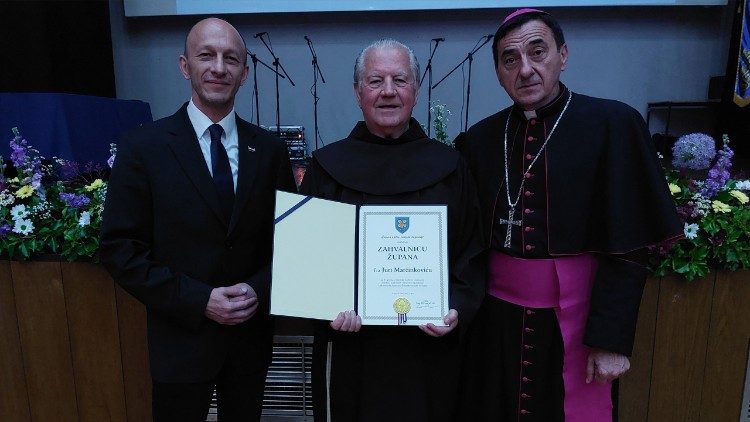 Laureat fra Juro Marčinković s biskupom Markom Medom i županom Ernestom Petryem