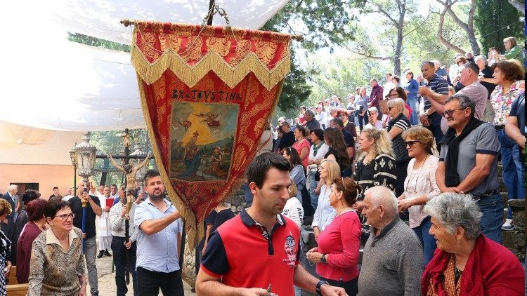 Brojni hodočasnici oko Gospe od Karavaja na brdu Broščica u Tisnome