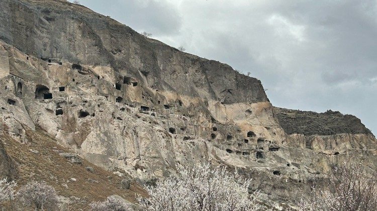 Eine jahrhundertealte Höhlenstadt in den Bergen des Kleinen Kaukasus