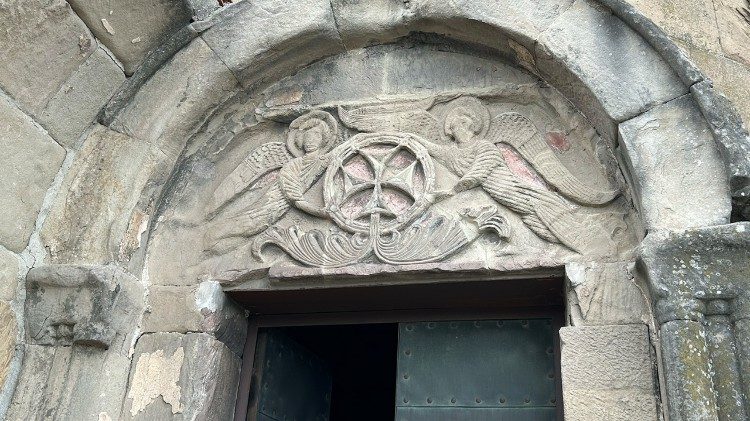 Portal einer jahrhundertealten Kirche außerhalb von Tbilisi