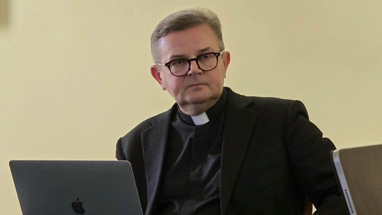 Ks. dr Paweł Ptasznik podczas obrad