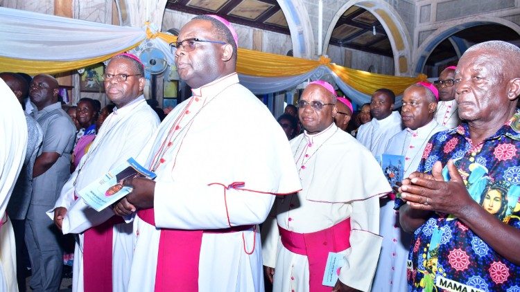 Baadhi ya Maaskofu Katoliki wakishiriki katika Ibada ya Masifu ya jioni