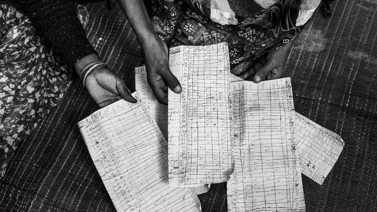 Donne mostrano i dati sulle violenze sessuali, Tigray dicembre 2023