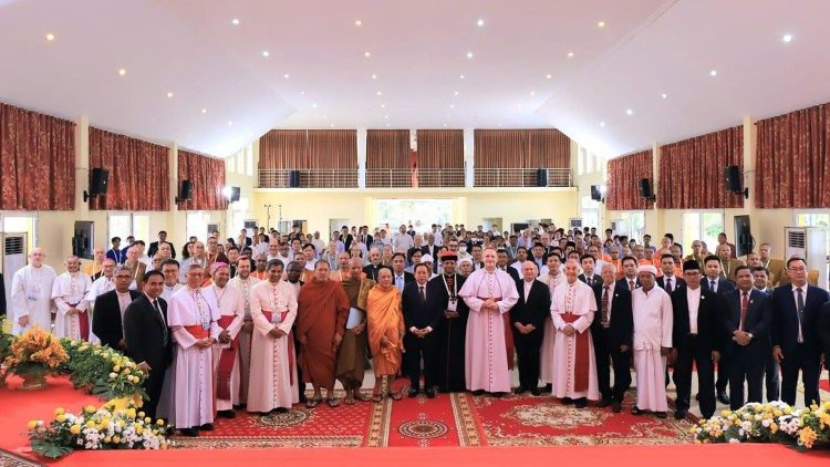 2025.05.27 CARD. KOOVAKAD in Cambogia per colloquio buddisti