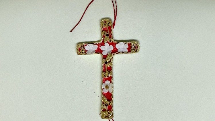 W krzyżu umieszczono fragmenty kości świętych