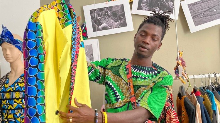 Faburama Ceesay mostra una delle sue creazioni