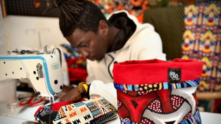 Faburama Ceesay al lavoro nel suo laboratorio