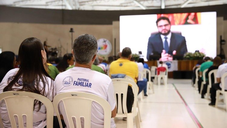 Brasil, la intervención por videoconferencia del Secretario del Dicasterio para los Laicos, la Familia y la Vida De Paula Souza en el XV Simposio Nacional sobre las Familias celebrado en el Santuario de Aparecida 