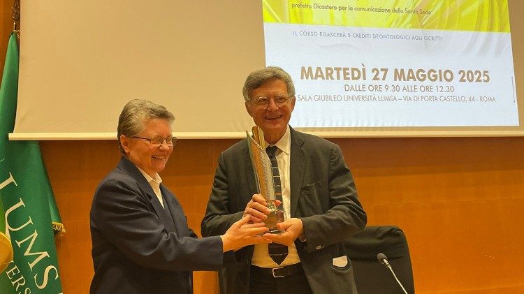 Sor Paola Fosson entrega el Premio Paulinas de Comunicación y Cultura 2025 a Paolo Ruffini